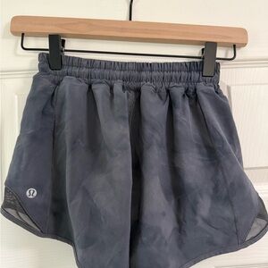 Lululemon Hotty Hot Short 4” Lined LR Size 2 Diamond Dye Grey
